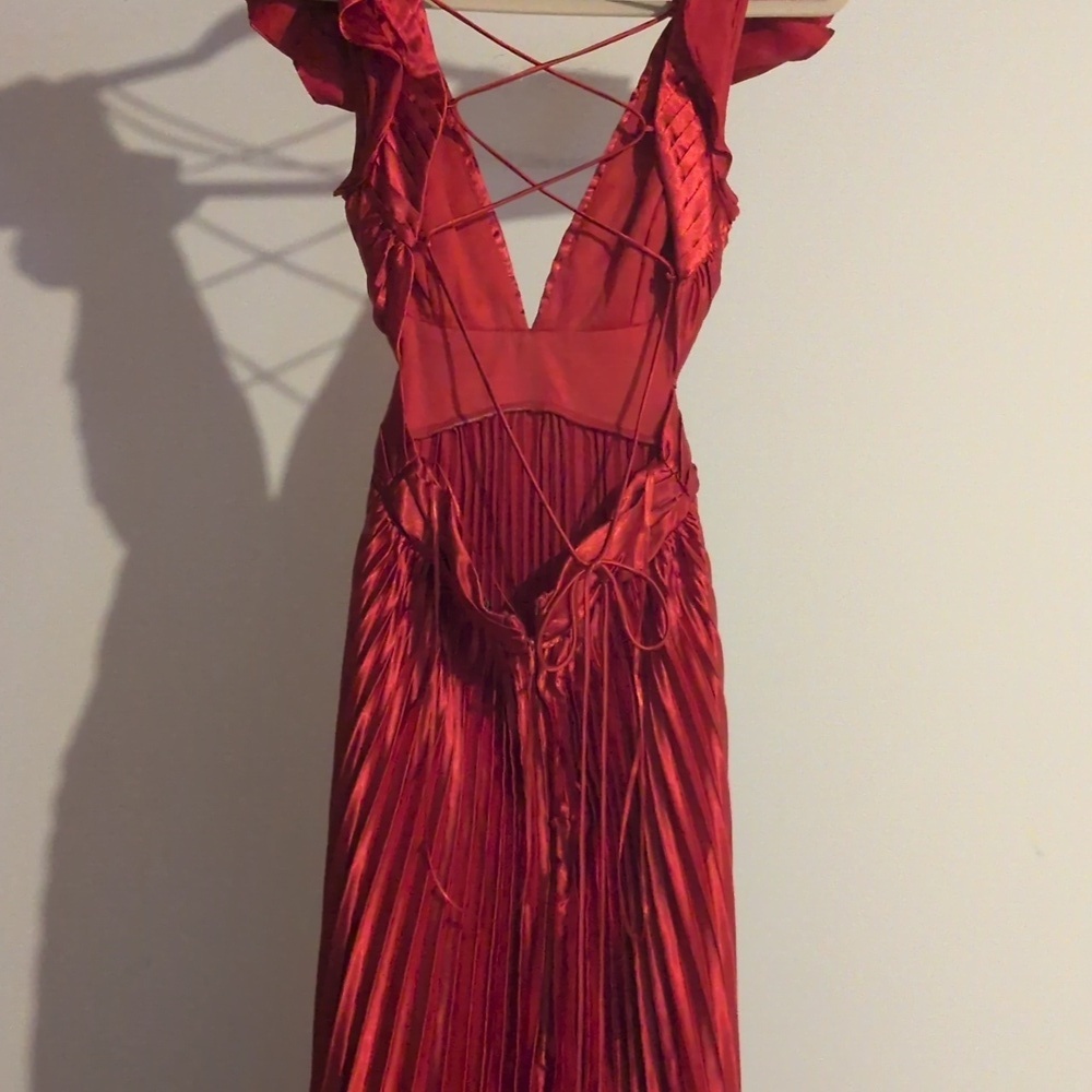 Elegant Red Ruffled Dress - Picture 5 of 8